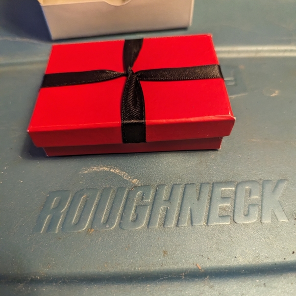 Avon teardrop wire hoop earrings in Redbox - Picture 2 of 4